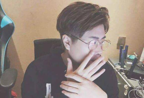 伞兵一号卢本伟真实事件(卢本伟哪个班的是什么梗)