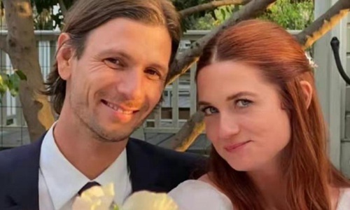 哈利波特金妮邦妮莱特结婚和老公安德鲁洛可可的婚纱照超级甜。