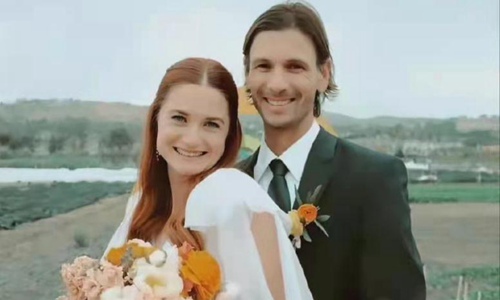 哈利波特金妮邦妮莱特结婚和老公安德鲁洛可可的婚纱照超级甜。
