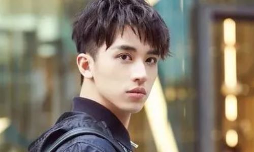 许魏洲卡点1314晒结婚证新婚妻子疑似外人。