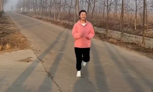 大衣哥媳妇陈亚男在哪个平台直播(大衣哥和陈亚男直播图片)