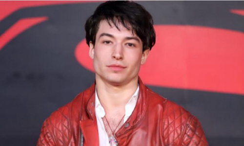 闪电侠埃兹拉米勒盛世美颜(闪电侠埃兹拉米勒出场)