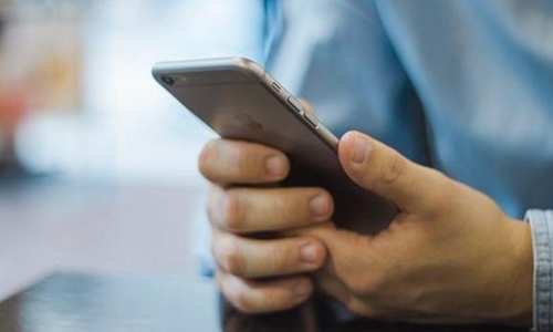 女子因散布谣言在地铁被捅被拘留。网友:网络不是法外之地。