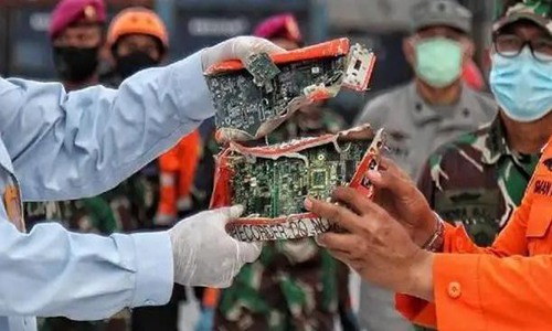 ***等领导同志为东航航班事故遇难者家属默哀:我有心。