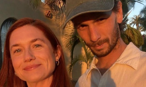 哈利波特金妮邦妮莱特结婚和老公安德鲁洛可可的婚纱照超级甜。