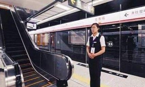 女子因散布谣言在地铁被捅被拘留。网友:网络不是法外之地。