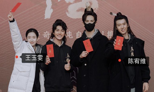 陈佑威在被拍到和王郁文回酒店前就辟谣自己是单身。