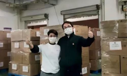 成龙在厦搬运防疫物资(成龙为疫情捐款多少)