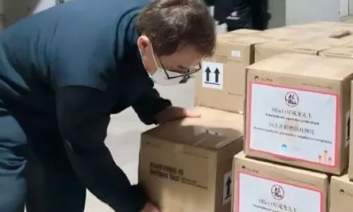 成龙在厦搬运防疫物资(成龙为疫情捐款多少)