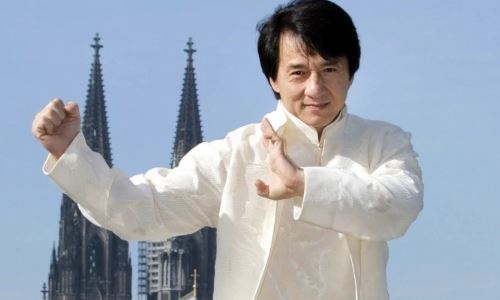 成龙在厦搬运防疫物资(成龙为疫情捐款多少)