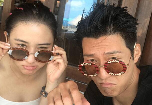 何超莲带窦骁参加赌王送别仪式(窦骁晒与赌王女儿何超莲同框照)