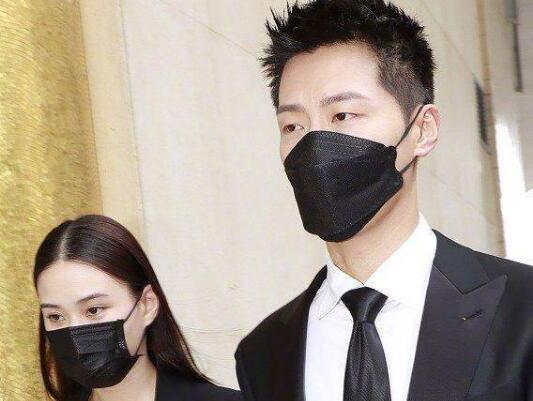 何超莲带窦骁参加赌王送别仪式(窦骁晒与赌王女儿何超莲同框照)