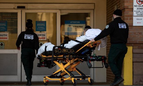 美国新冠疫情最新确诊与死亡人数(美国新冠疫情报道视频)