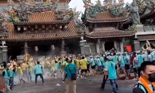 台湾省街头爆发大打出手。网友调侃武德宫真的动武了。