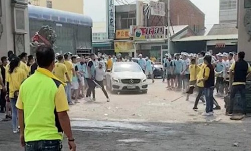 台湾省街头爆发大打出手。网友调侃武德宫真的动武了。