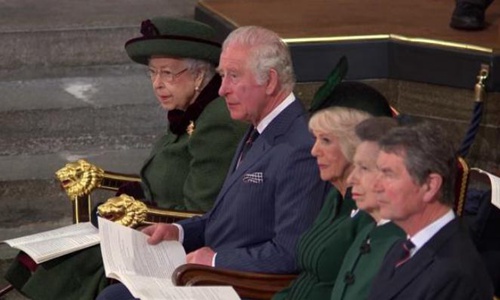 英国女王伊丽莎白二世为何不退位(英国女王伊丽莎白的功过)