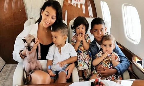 c罗年轻长发(c罗目前有多少个小孩)