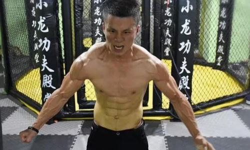 雷小翼开龙脊下雨天摔倒的视频(教练雷小翼下雨滑倒原视频)