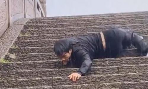 雷小翼开龙脊下雨天摔倒的视频(教练雷小翼下雨滑倒原视频)