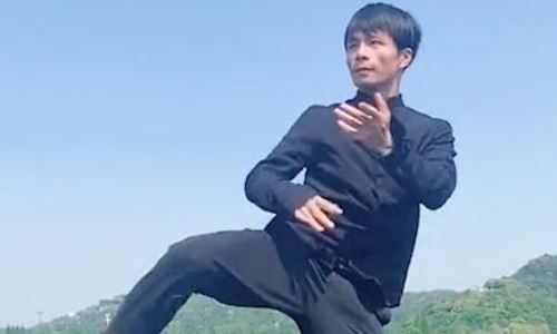 雷小翼开龙脊下雨天摔倒的视频(教练雷小翼下雨滑倒原视频)