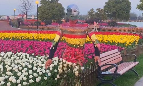 男人花3个小时画他们自己看不见的花。这是怎么回事?王良,细节很深刻。