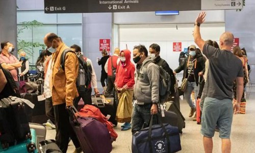 美国新冠疫情最新确诊与死亡人数(美国新冠疫情报道视频)