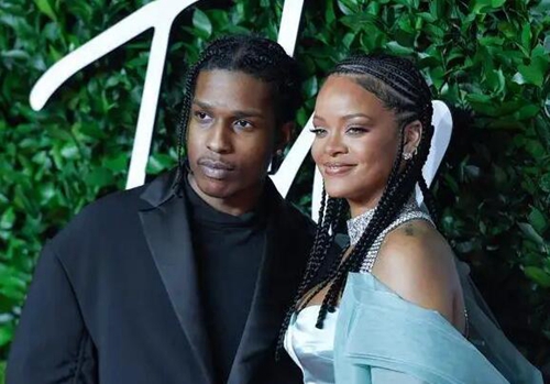 蕾哈娜街头视频(蕾哈娜前男友现状)