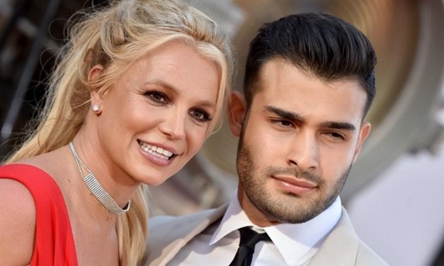 小甜甜布兰妮宣布与男友订婚(小甜甜布兰妮最新情史)