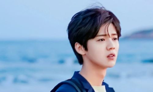 鹿晗关晓彤谁家境更好(鹿晗和关晓彤如今的发展)