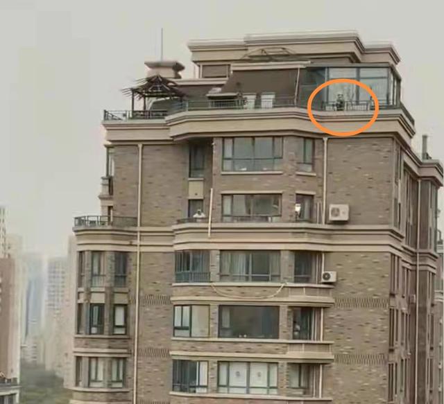 盘点上海封控期间奇葩事件 上海一女子吐口水拒做核酸被处罚