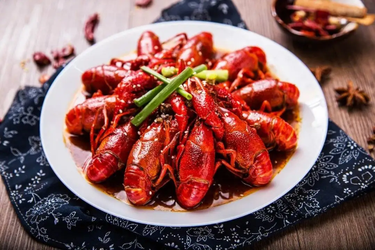 小龙虾头部那个黄能吃吗(小龙虾头部是虾黄还是虾屎)