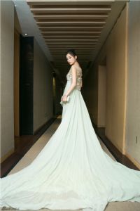 古力娜扎个人资料家庭背景及照片(古力娜扎手掌)