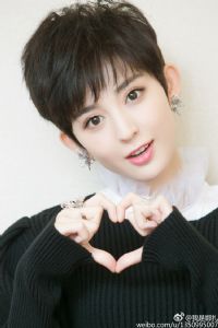 古力娜扎个人资料家庭背景及照片(古力娜扎手掌)