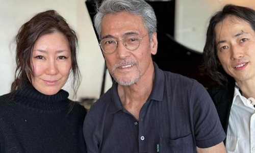 假面骑士在家中上吊自杀。渡边裕之的死被怀疑与他的妻子有关