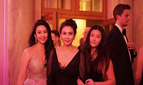 邱淑贞大女儿沈月晒素颜(邱淑贞大女儿沈月晒自拍)