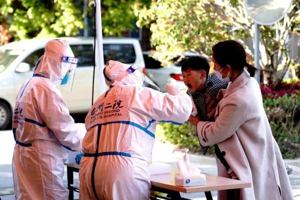 上海疫情出现“两降两增”  新增感染者下降在院治疗人数下降