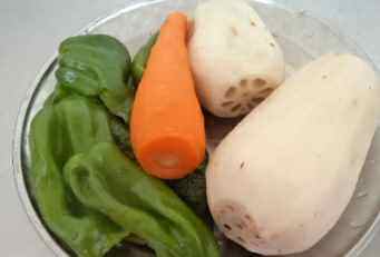 莲菜怎么炒好吃又简单家常做法(莲菜怎么炒好吃家常做法视频)