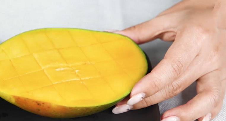 芒果怎么切成小方格(芒果怎么切方便吃)