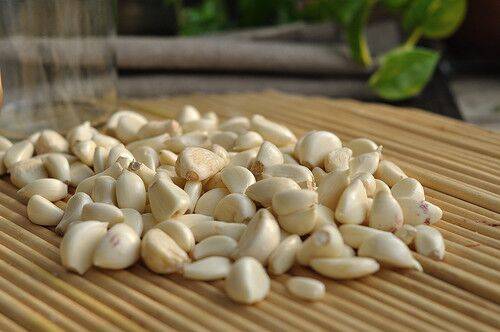 腊八蒜怎么做最正宗好吃(腊八蒜怎么做才能绿)