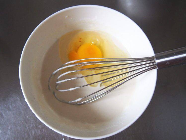 干炸蘑菇怎么做好吃视频(干炸蘑菇怎么做不油)