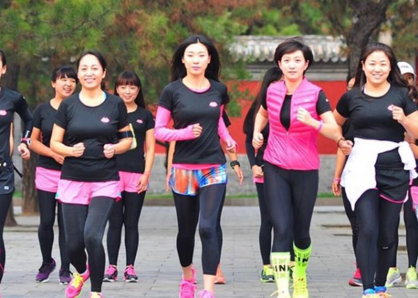 比赛跑步怎么不累还快(怎么样才能让人跑步更快更久不累)