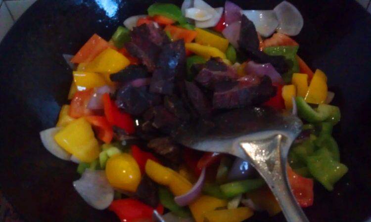 怎么炒风干牛肉的做法(风干牛肉和什么炒好吃)