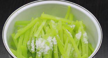 凉拌爽口莴笋丝的做法(做凉拌莴笋丝的做法)