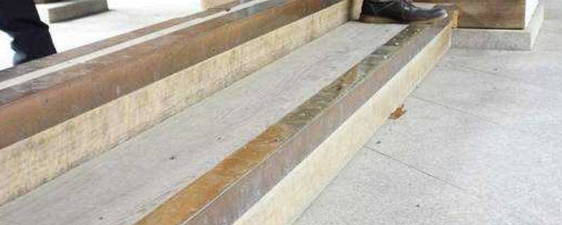 门底下的挡条叫什么(房门口墙上有标记)