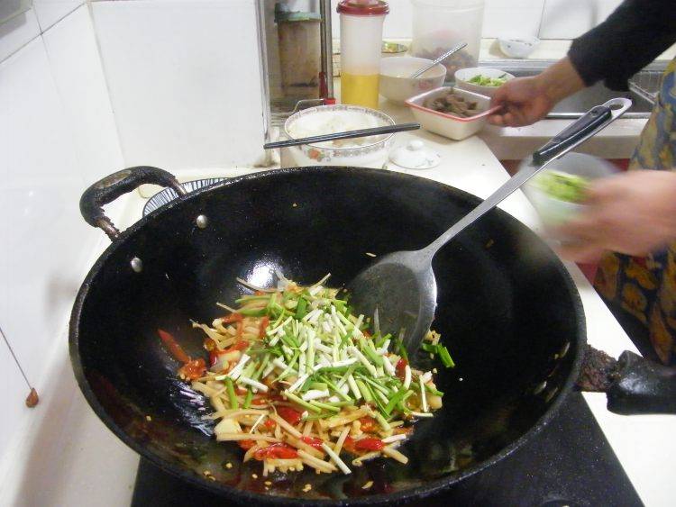 猪小肠怎么炒脆(猪小肠怎么炒又脆又好吃)