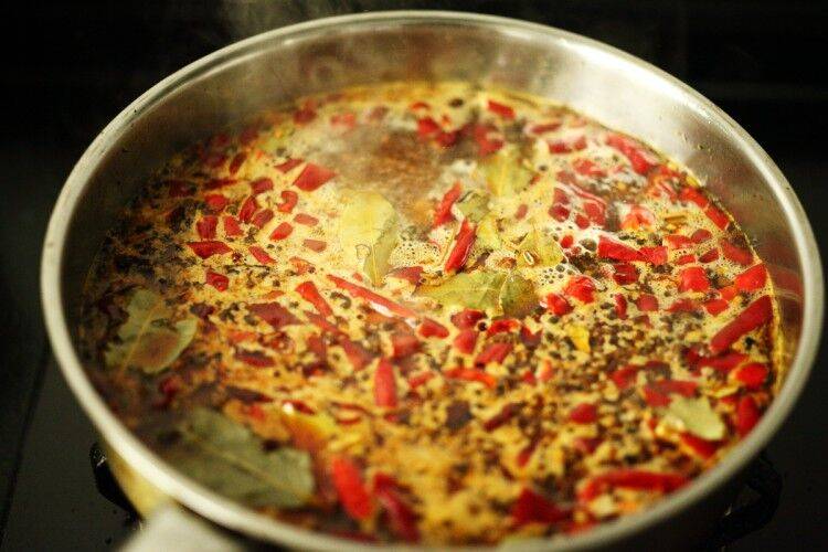 麻辣香锅的底料直接炒吗(如何炒麻辣香锅底料)
