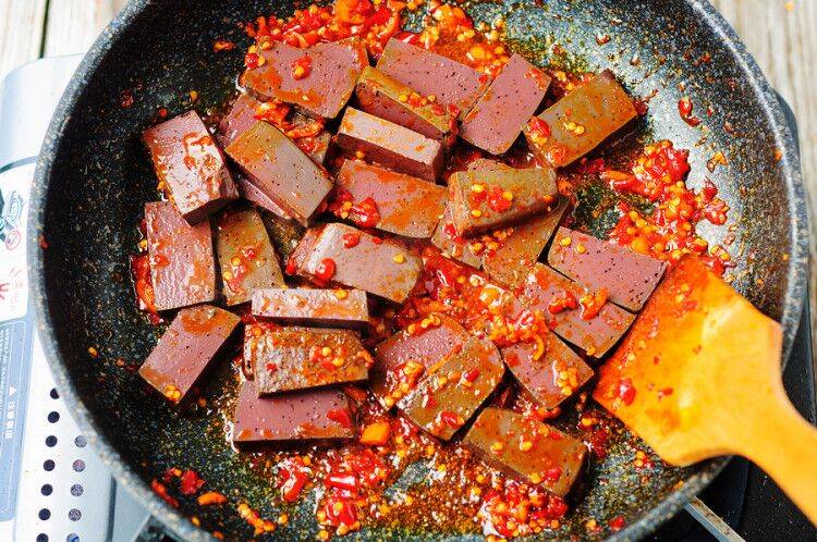 爆炒羊血怎么做好吃(家常炒羊血的做法大全)