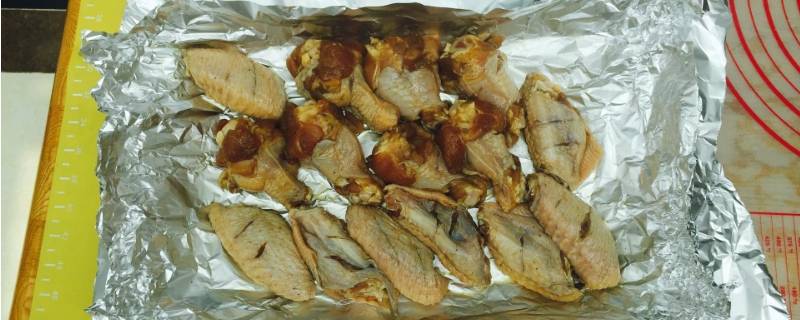 烤盘上能放锡纸吗(锡纸怎么铺在烤盘上)