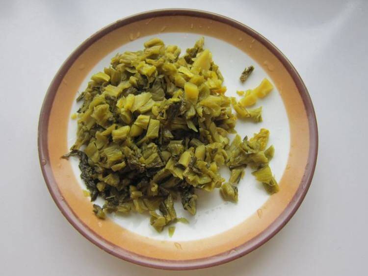 酸菜怎么炒好吃家常做法(酸菜用什么炒好吃)