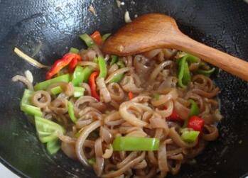 如何炒猪皮更好吃(怎么炒猪皮)